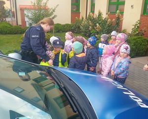 policjanci na spotkaniu w przedszkolu.