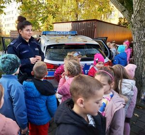 policjanci na spotkaniu z dziećmi.