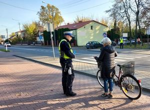 policjanci rozdają odblaski.