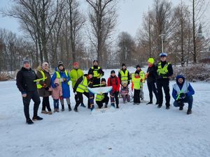 uczestnicy parkrun Łowicz z odblaskami oraz policjanci ruchu drogowego.