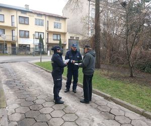 dzielnicowi rozdają ulotki i odblaski.