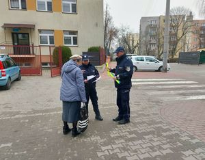 dzielnicowi rozdają ulotki i odblaski.