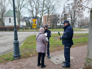 dzielnicowi rozdają ulotki i odblaski.