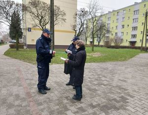 dzielnicowi rozdają ulotki i odblaski.