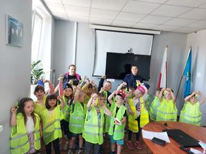 przedszkolaki w kamizelkach odblaskowych.
