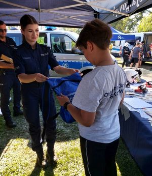 policjantka wręcza nagrodę.