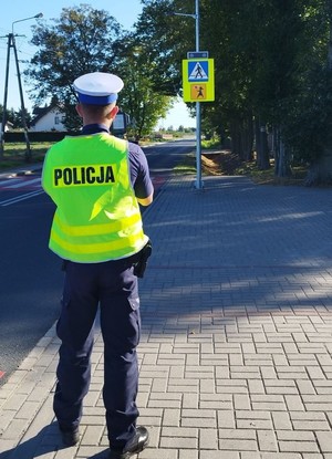 policjant z ruchu drogowego kontrolują prędkość.