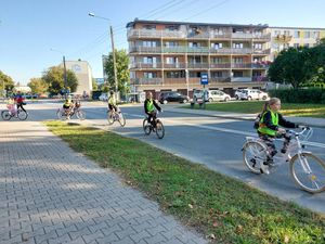 dzieci w kamizelkach odblaskowych wyruszyły na rajd.