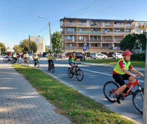 dzieci w kamizelkach odblaskowych wyruszyły na rajd.