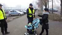 policjanci rozdają elementy odblaskowe