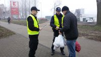 policjanci rozdają elementy odblaskowe