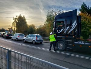 policjantki rozdają opaski i zawieszki.