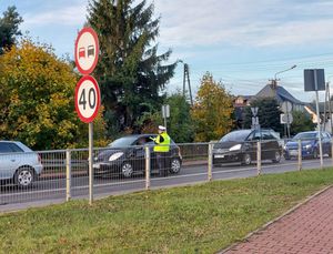 policjantki rozdają opaski i zawieszki.