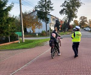 policjantka rozdaje odblaski.