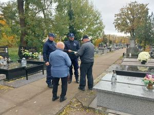 dzielnicowi rozdają ulotki oraz odblaski.