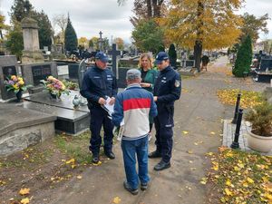 dzielnicowi rozdają ulotki oraz odblaski.