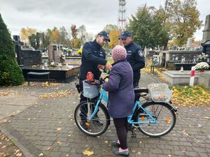 dzielnicowi rozdają ulotki oraz odblaski.