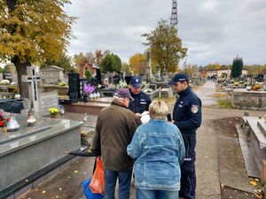 dzielnicowi rozdają ulotki oraz odblaski.