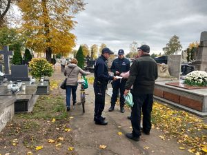 dzielnicowi rozdają ulotki oraz odblaski.