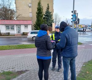 policjanci wspólnie z burmistrzem rozdają odblaski i zapachy samochodowe.