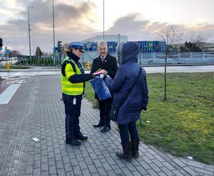 policjanci wspólnie z burmistrzem rozdają odblaski i zapachy samochodowe.