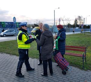 policjanci wspólnie z burmistrzem rozdają odblaski i zapachy samochodowe.