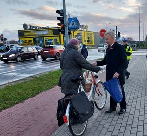 policjanci wspólnie z burmistrzem rozdają odblaski i zapachy samochodowe.