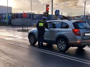 policjant rozdaje zapachy samochodowe.