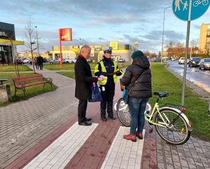 policjanci wspólnie z burmistrzem rozdają odblaski i zapachy samochodowe.