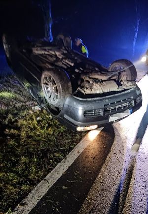 pojazd leżący na dachu po zdarzeniu na drodze w miejscowości Siedlce.