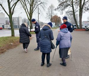 dzielnicowi rozdają ulotki na targowicy.