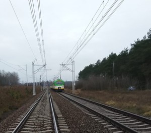 na zdjęciu pociąg oraz radiowóz podczas policyjnych czynności na miejscu zdarzenia.