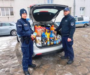 przekazanie karmy dla zwierząt przez funkcjonariuszy łowickiej policji.