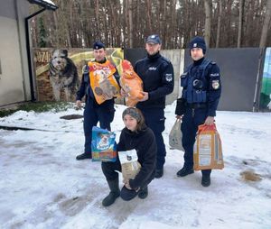 przekazanie karmy dla zwierząt przez funkcjonariuszy łowickiej policji.