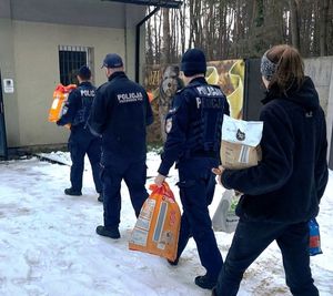 przekazanie karmy dla zwierząt przez funkcjonariuszy łowickiej policji.