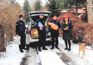 policjanci przekazują karmę dla zwierząt.