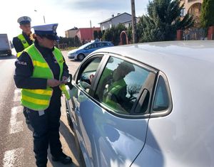 policjanci wręczają serduszko.