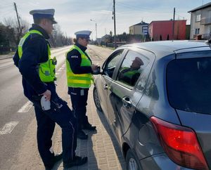 policjanci wręczają serduszko kierowcy.