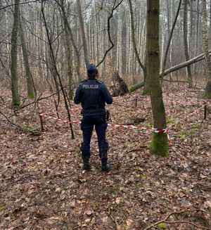 policjantka zabezpiecza miejsce znalezienia niewybuchu.