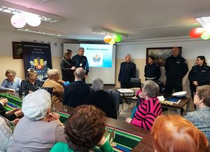 policjanci oraz Pani Burmistrz na spotkaniu z seniorami.