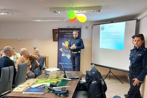 policjanci na spotkaniu z seniorami.
