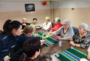 policjanci na spotkaniu z seniorami rozdają odblaski.