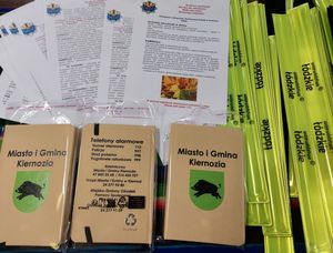 odblaski, ulotki i notesy dla seniorów.