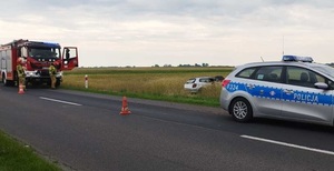 policyjny radiowóz, wóz strażacki oraz auto w rowie.