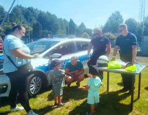 policjanci na pikniku z rodzianmi.