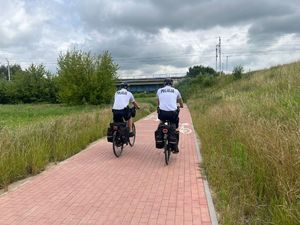 policjanci kontrolują rejony zbiorników wodnych.