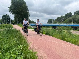 policjanci kontrolują rejony zbiorników wodnych.