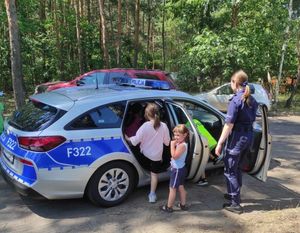 dzieci oglądają policyjny radiowóz.