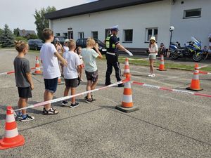 lekcja z bezpieczeństwa w ruchu drogowym z policjantem.