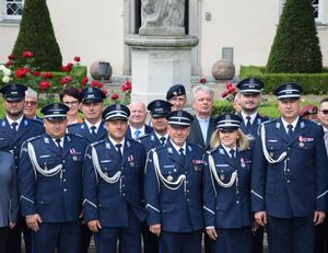 pamiątkowe zdjęcie komendanta i kadry kierowniczej.